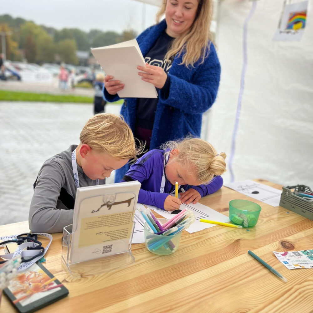 Studio avantDAAN trots op geslaagde sponsorloop voor De Boarterstún! Met creatieve tafel en grote opkomst is de eerste stap gezet voor nieuwe speeltuinen.